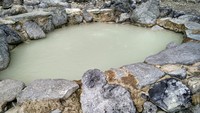 Foto: Ada beberapa kolam di Kawah Domas. Ada yang bersuhu hangat, sampai panas. Traveler bisa merendam kaki di kolam ini, sambil mengoleskan lumpur (Wahyu/detikTravel)