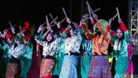 Di panggung utama, terdapat pertunjukkan musik tradisional yang dikombinasikan dengan sentuhan alat musik modern. Sebelumnya, telah ditampilkan tarian adat Belitung.