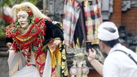 Tari topeng Sidhakarya pun mengawali proses upacara Tawur Agung.