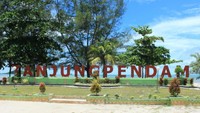 Foto: Pantai Tanjung Pendam berjarak tidak jauh dari Kota Tanjungpandan. Di sini traveler bisa bersantai sambil menikmati semilir angin (Randy/detikTravel)