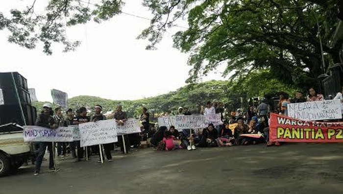 Warga Demo Protes Ganti Rugi Tol Pandaan-Malang