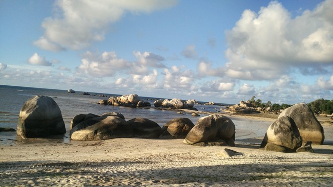 3 Pantai Ciamik Lokasi Menonton Gerhana Matahari di Belitung