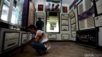 Pengunjung melihat beragam karya yang dipajang di Museum Kata.