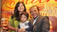 Ramon, Qory dan putra mereka, Ganesa Tashi Tungka. Pool/Noel/detikFoto.