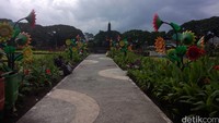Pedagang Kaki Lima (PKL) yang dulu menyesaki Alu-alun, kini diberi tempat khusus di Jalan Kyai Tamin, berjarak 750 meter darai Alun-alun. Mereka dibuatkan event: Malang Night Market. Alhasil, Alun-alun steril dari PKL. M Aminudin/detikcom.