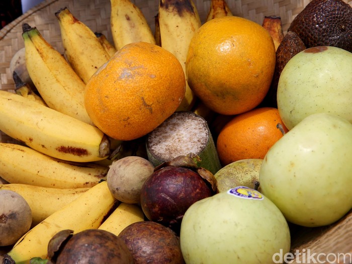 Ilustrasi buah lokal, pisang, jeruk, manggis