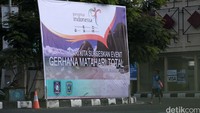 Seorang warga melihat baliho gerhana matahari total di pusat Kota Belitung, Selasa (8/3/2016).