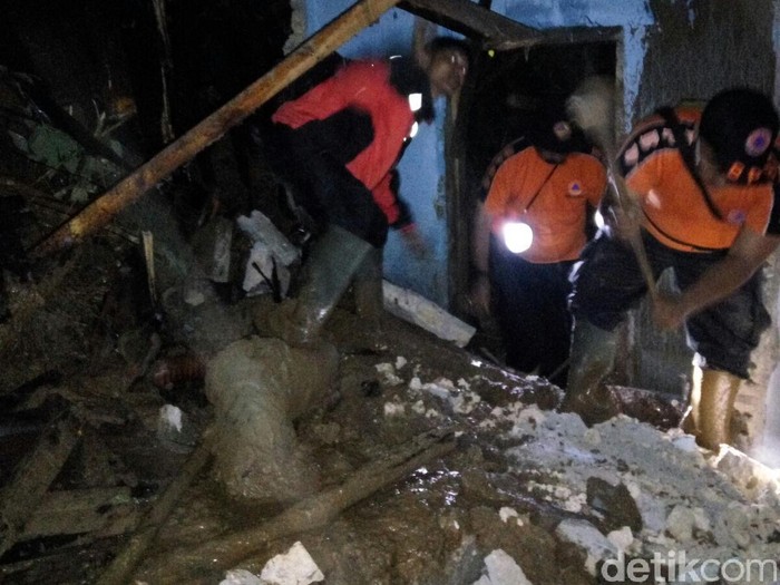 Bocah 7 Tahun Tewas Tertimbun Longsor di Kabupaten Bogor