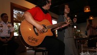 Andrea bersama rekannya seorang penyanyi bernama Media melantunkan lagu Negeri laskar Pelangi.