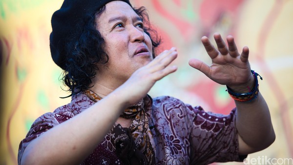 Bicara Gerhana Matahari dengan Andrea Hirata