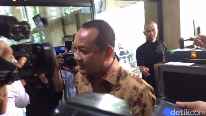 Berbatik Cokelat, Sekretaris MA Nurhadi Diperiksa KPK