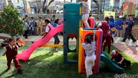 Anak-anak bermain di RPTRA Saharjo yang baru diresmikan.