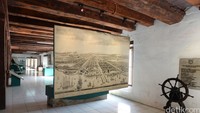 Museum Bahari adalah museum yang menyimpan koleksi yang berhubungan dengan kebaharian dan kenelayanan bangsa Indonesia dari Sabang hingga Merauke yang berlokasi di seberang Pelabuhan Sunda Kelapa. Ari Saputra
