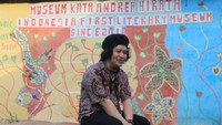 Foto: Andrea Hirata yang kebetulan mampir bersama Bu Mus ke Museum laskar Pelangi. Pengunjung pun makin ramai (Randy/detikTravel)