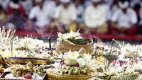 Mereka membawa berbagai sesaji.