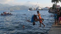 Lihat saja betapa bahagianya dua anak ini. Tanpa takut, mereka asyik berakrobat dan langsung menyemplung ke laut. Seru! (Fitraya/detikTravel)