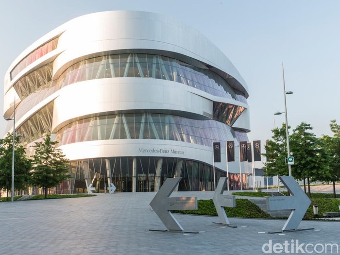 BMW 100 Tahun, Mercy Beri Ucapan Selamat