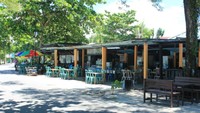 Foto: Deretan rumah makan dan kafe yang dapat ditemui di area pantai. Makanan yang ditawarkan bervariasi dari seafood hingga cemilan ringan (Randy/detikTravel)