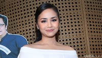 Pada kesempatan itu, Gita tampil dalam balutan dress putih dipadu jeans. Pool/Palevi S/detikFoto.