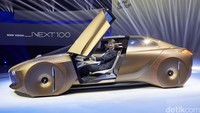 Mobil ini memiliki beberapa mode. Mode Boost berfokus pada pengemudi manusia tapi menggunakan komputer untuk menunjukkan jalur yang ideal dan kecepatan. Sementara mode Ease bisa mengubah interior, menyimpan setir dan konsol tengah sehingga penghuni mobil akan lebih nyaman ketika menggunakan mode otonom. Pool/BMW.