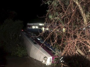 Kereta Anjlok Hingga Masuk Sungai di California, 14 Penumpang Luka-luka