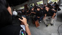 Mereka kemudian mengikuti talkshow.