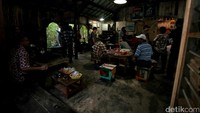 Senin (7/3/2016), puluhan orang mendatangi Museum Kata di tengah liburan menonton Gerhana Matahari Total. Beruntung, di sana mereka bisa bertemu dengan sang pendiri museum, Andrea Hirata, dan guru yang menginspirasi novel Laskar Pelangi, Muslimah atau biasa disapa Bu Mus.