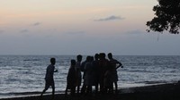 Pantai ini tidak besar, area utamanya paling seukuran lapangan sepakbola. Pantai ini juga memang dipakai anak-anak lokal untuk bermain bola di sore hari di atas pasir pantai yang hitam (Fitraya/detikTravel)