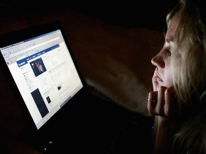 Bermain Facebook terlalu berlebihan bisa menimbulkan masalah kesehatan juga lho. Foto: GettyImages/Chris Jackson Bermain Facebook terlalu berlebihan bisa menimbulkan masalah kesehatan juga lho. Foto: GettyImages/Chris Jackson