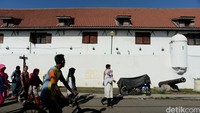 Didalam museum ini terdapat banyak koleksi benda-benda bersejarah kelautan. Anda akan dapat melihat benda-benda peninggalan VOC, perahu-perahu, baik asli maupun hanya berupa replika, alat navigasi pelayaran, foto-foto dan juga lukisan.  Ari Saputra