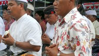 Saat prosesi Tawur Agung kesanga ini Umat Hindu melakukan doa bersama dengan maksud meruwat bumi atau membersihkan alam semesta agar kembali selaras, harmonis dan seimbang.