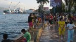 Ramainya Pantai Falajawa Ternate Jelang Gerhana