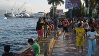 Jelang gerhana, Pantai Falajawa ramai betul. Tua muda menikmati pantai, jalan-jalan, duduk-duduk, makan dan lainnya (Fitraya/detikTravel)