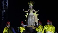 Aksi seniman Belitung menyambut Gerhana Matahari Total besok pagi dimeriahkan dengan berbagai pertunjukan seni.