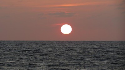 Sunset di Pantai Akerica, Indahnya Tak Kalah dari Gerhana