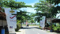 Foto: Melewati gerbang masuk, traveler aka disuguhkan pepohonan hijau serta jalan aspal yang bagus. Sejumlah restoran juga tampak berjajar menuju pantai (Randy/detikTravel)