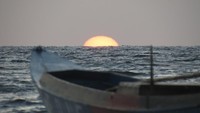 Tidak di timur Ternate, serpihan surga ini bisa ditemui di bagian barat Ternate. Tempat itu adalah Pantai Akerica. Di sini didaulat memiliki spot sunset terbaik di Pulau Ternate (Fitraya/detikTravel)