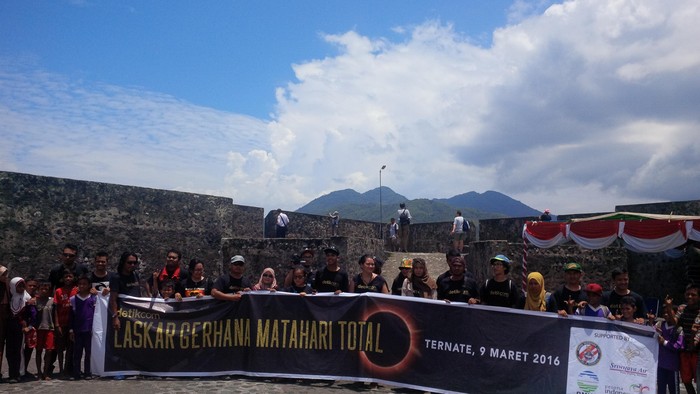 Laskar Gerhana Selfie dengan Latar Pulau di Uang Kertas Rp 1.000