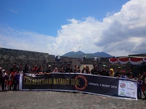 Laskar Gerhana Selfie dengan Latar Pulau di Uang Kertas Rp 1.000