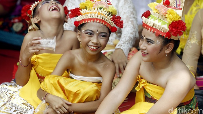 Umat Hindu se-Jabotabek saling membawa sesaji saat akan mengikuti upacara Tawur Agung Kesanga di Pura Aditya Jaya, Rawamangun, Jakarta, Selasa (08/03/2016).