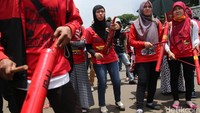 Para demosnstran wanita ini membawa kentongan dan dibunyikan bertalu-talu.