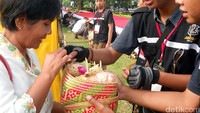 Selain doa bersama, umat Hindu juga membawa bebanten atau sesaji-sajian untuk doakan bersama dan dibawa kembali ke rumah.