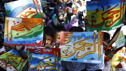 10.000 Anak mengikuti lomba mewarnai kaligrafi Asmaul Husna di Pasar Seni, Ancol, Jakarta Utara, Selasa (8/3). Acara ini pun diganjar rekor MURI.