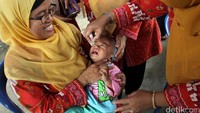 Seorang anak menangis saat akan diberi vaksin pada Pekan Imunisasi Nasional (PIN) polio di Posyandu dikawasan Bekasi.