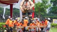 Ogoh-ogoh atau bonek raksasa yang merupakan simbol anasir negatif atau angkara murka harus dibersihkan agar dunia kembali harmonis.