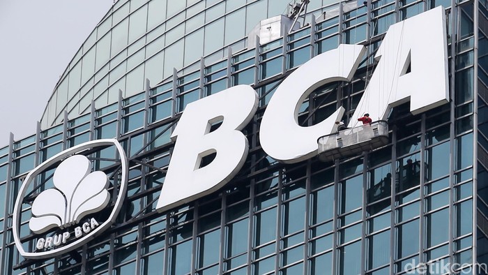 Logo Bank Central Asia (BCA) di Menara BCA, Bundaran HI, Jakarta.