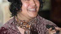 Saya lebih senang private momen aja menikmati keajaiban alam. Introspeksi diri. Di tempat lain ada konser musik, saya lebih senang berada di sebuah tempat yang nggak banyak orangnya, kata penulis yang sudah berkarya selama 10 tahun ini.