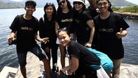 Para pemenang kuis Laskar Gerhana berfoto bersama.