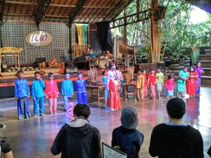 Dihibur Musik & Tari Tradisional di Saung Mang Udjo