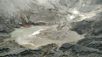 Foto: Kawah di Tangkuban Perahu tampak memesona. Fotogenik sekali jika diabadikan dalam kamera (Wahyu/detikTravel)